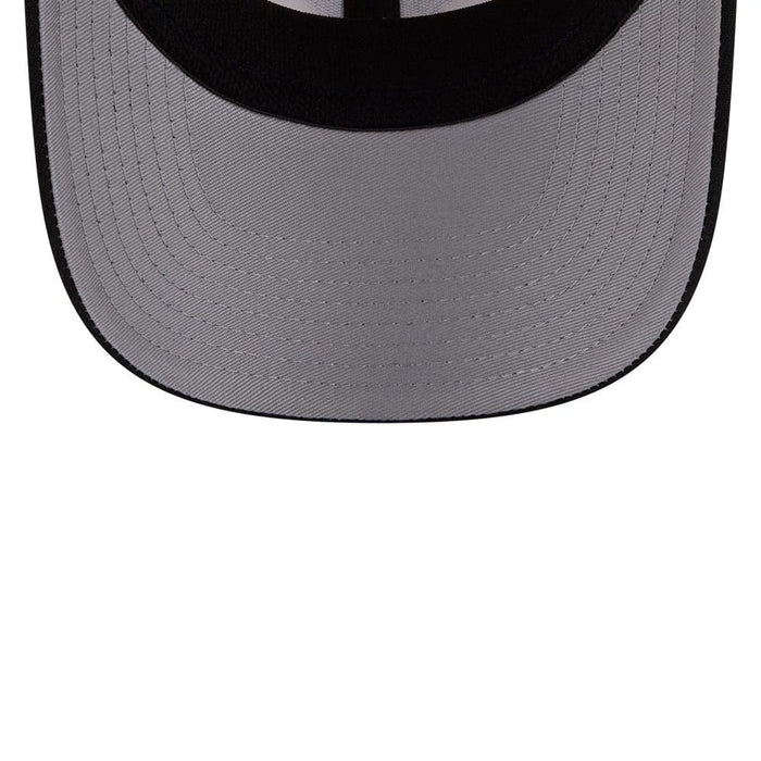 Pictured is this NBA 2 Tone Chicago Bulls 9SEVENTY Stretch Snap cap in cream & black. 2