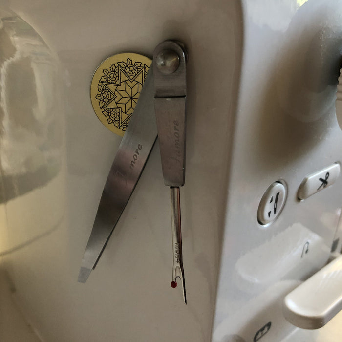 magnet spot to hold tools, pins, screws with logo Cindy Needham