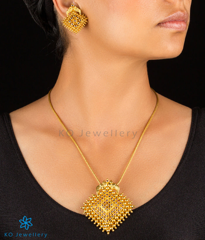 The Amitava Silver Square Kemp Pendant & Square Earrings - Red