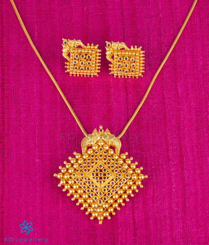 The Amitava Silver Square Kemp Pendant & Square Earrings - Red