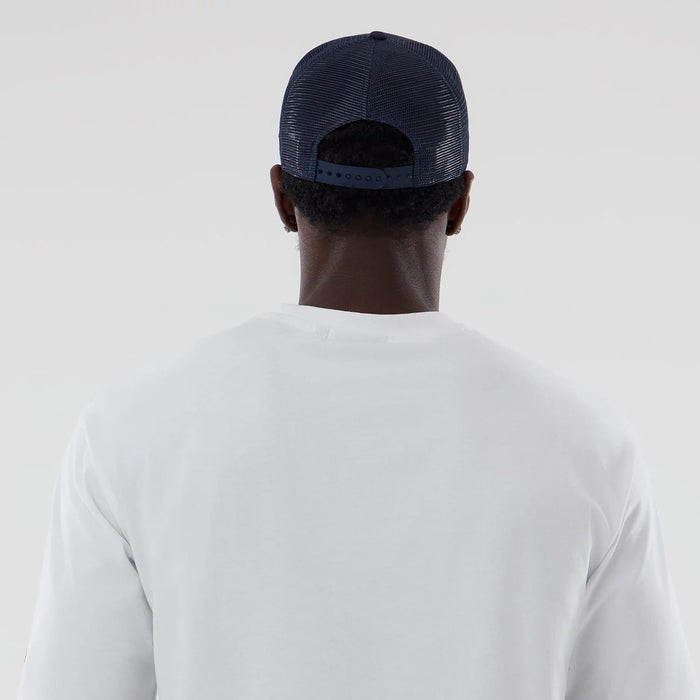 The model is wearing this Atlassian Williams F1 Team Oversized T-Shirt in white. 5